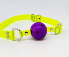 Кляп неоновий DS Fetish, салатовий ремінець з фіолетовою кулькою - картинка 1